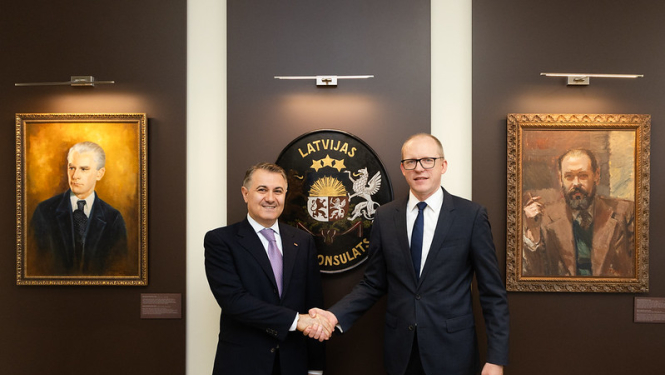 A.Pelšs un Arm vēstnieks