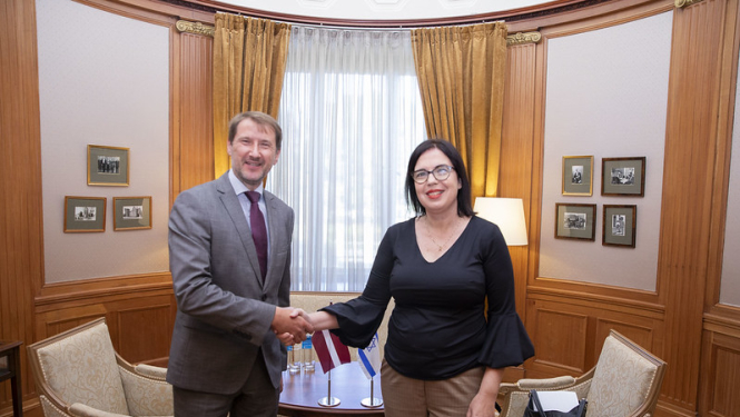 A.Viļumsons ar jauno Izraēlas vēstnieci