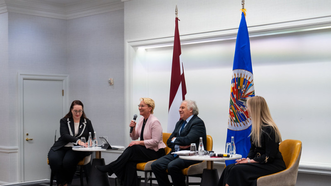 Diskusija vēstniecībā "Sieviešu loma tehnoloģiju nākotnē: drošība, ētika un kultūra". 12.11.2024.