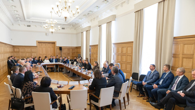 Pasākuma dalībnieki pie apspriežu galda