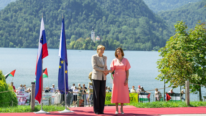 Ārlietu ministre Baiba Braže un ar Slovēnijas ārlietu ministre Tanja Fajoni (Tanja Fajon), Bledā, 01.09.2025.