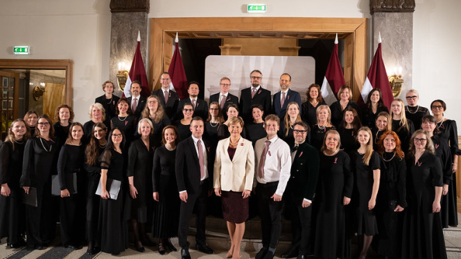 Ārlietu ministre Baiba Braže ar Latvijas Diplomātisko kori svinīgajā pieņemšanā par godu Latvijas Republikas proklamēšanas 107. gadadienai.