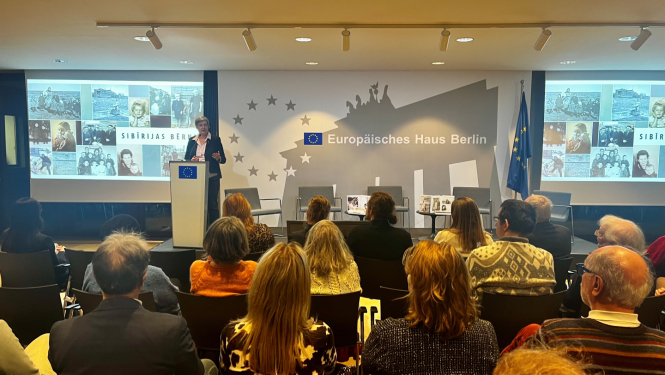 Vēstniece Alda Vanaga uzrunā pasākuma dalībniekus