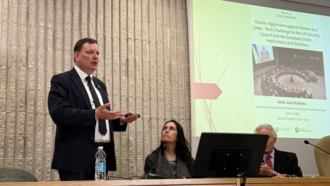 Juris Poikāns uzrunā diskusijas dalībniekus