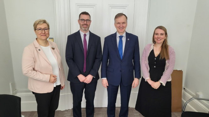 Starptautisko organizāciju un cilvēktiesību departamenta direktore Katrīna Kaktiņa-Kalniņa, Apvienotās Karalistes Ārlietu ministrijas ANO un multilaterālā departamenta (UN and Multilateral Department) vadītājs Fils Diksons (Phil Dixon), Speciālo uzdevumu vēstnieks-Latvijas kandidatūras ANO Drošības padomē sekretariāta vadītājs Andrejs Pildegovičs, ANO politiskās komandas (UN Political team) vadītāja Alise Simpsone (Alice Simpson)