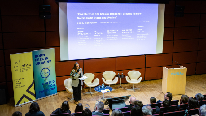 Sigita Struberga uzrunā paneļdiskusijas auditoriju