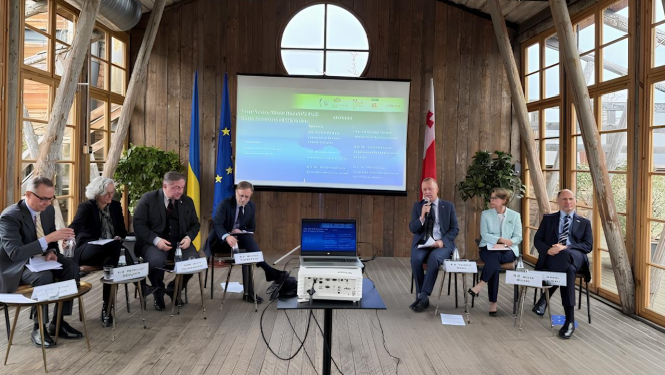 Paneļdiskusijas dalībnieki diskusijas laikā