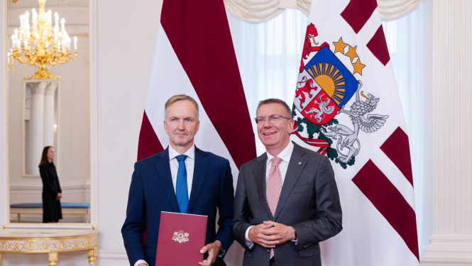 A. Pildegovičs saņem akreditācijas rakstu. 12.08.2025.