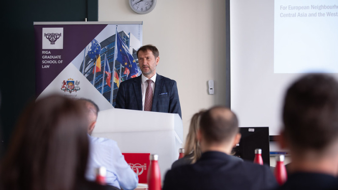 Andžejs Viļumsons atklāj RJA Intensīvās programmas Eiropas tiesībās un ekonomikā 17. sesiju