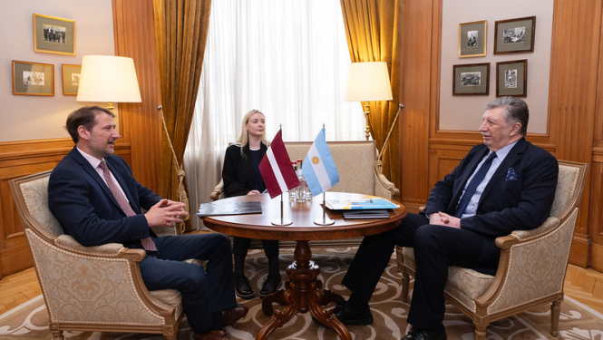 Valsts sekretārs Andžejs Viļumsons un Argentīnas nerezidējošo vēstnieks Karloss Federiko Masiass pie apspriežu galda