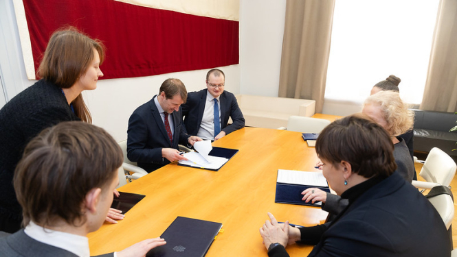  Event participants at the discussion table