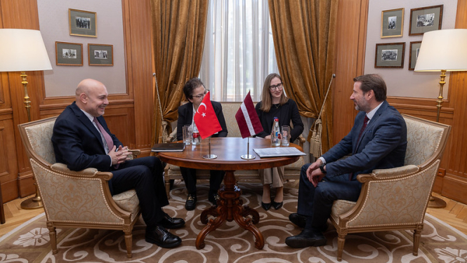 Valsts sekretārs Andžejs Viļumsons un Turcijas Republikas vēstnieks Latvijā Ahmets Džemils Miroglu
