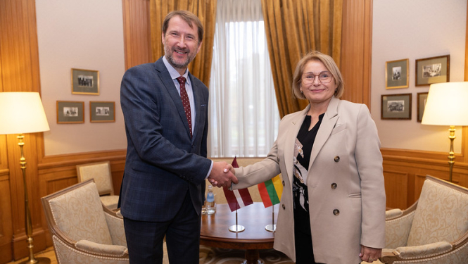 Valsts sekretārs Andžejs Viļumsons un Lietuvas Republikas vēstniece Audrone Markevičiene