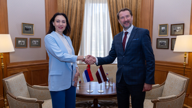 Valsts sekretārs Andžejs Viļumsons un nozīmētā Serbijas vēstniece Latvijā Milena Mitiča