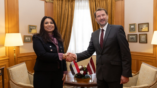 Valsts sekretārs Andžejs Viļumsons un nozīmētā Ēģiptes Arābu Republikas vēstniece Naglā Nagība