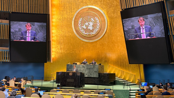 Valsts sekretārs Andžejs Viļumsons uzrunā sanāksmes dalībniekus Ņujorkā