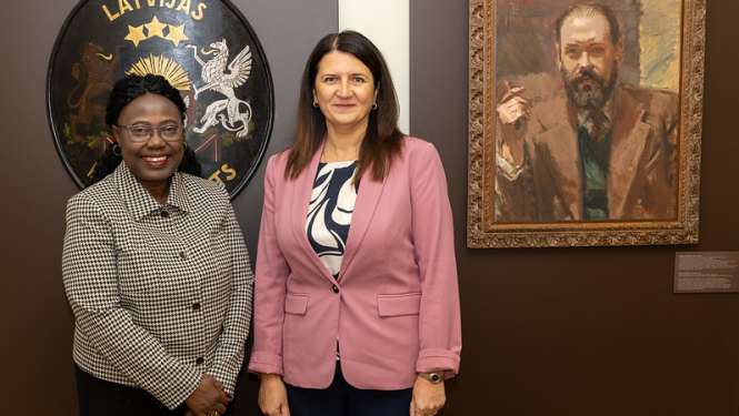 Ārlietu ministrijas valsts sekretāra vietniece ekonomisko attiecību jautājumos Ivita Burmistre un Burundijas ārkārtējā un pilnvarotā vēstniece Latvijā Annonsiata Sendaziraza