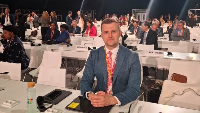 Artjoms Uršuļskis ANO pie galda sanāksmju telpā