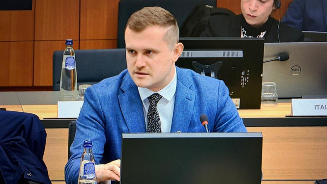 Parlamentārais sekretārs Artjoms Uršuļskis ES Vispārējo lietu padomes sēdē pie apspriežu galda