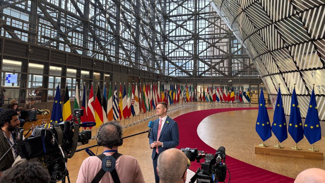 Parlamentārais sekretārs Artjoms Uršuļskis uzrunā medijus pirms VLP sanāksmes