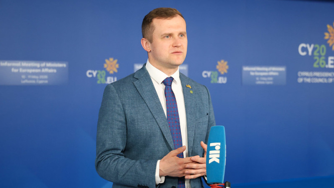 Parlamentārais sekretārs Artjoms Uršuļskis uzrunā medijus