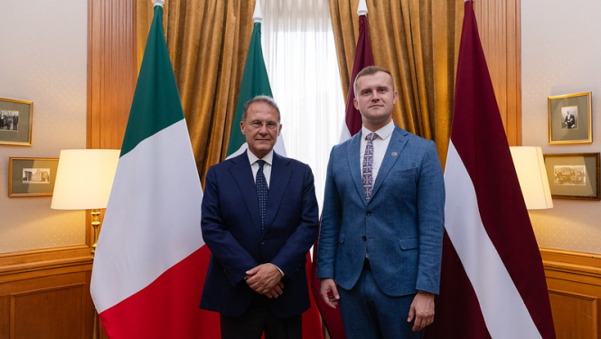 Artjoms Uršuļskis un Edmondo Cirielli