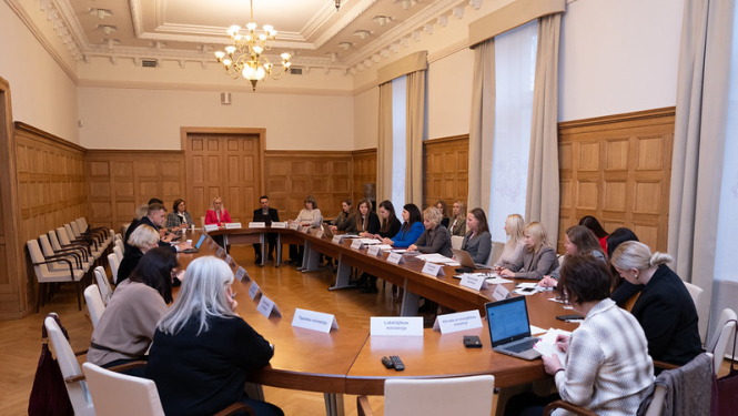 Attīstības sadarbības politikas konsultatīvās padomes sēdes dalībnieki pie apspriežu galda