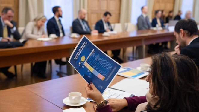 Sanāksmes dalībnieki pie apspriežu galda