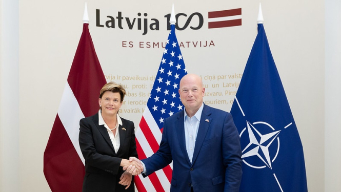 Ārlietu ministre Baiba Braže un ASV vēstnieks NATO Metjū Vitakers
