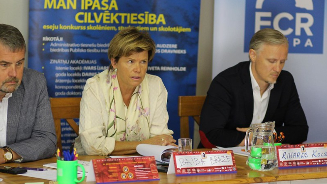 Semināra dalībnieki pie apspriežu galda