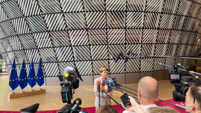 Baiba Braže pirms sanāksmes uzrunā medijus