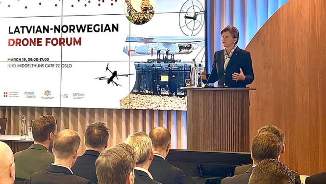 Ārlietu ministre Baiba Braže uzrunā Latvijas-Norvēģijas dronu foruma dalībniekus