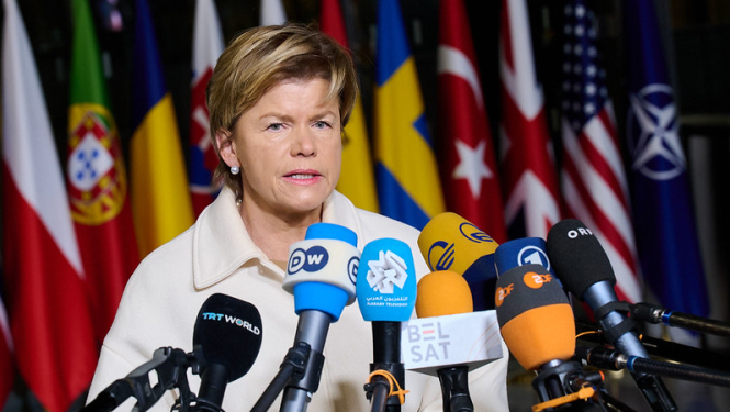 Ārlietu ministre Baiba Braže uzrunā medijus pirms NATO ministru sanāksmes