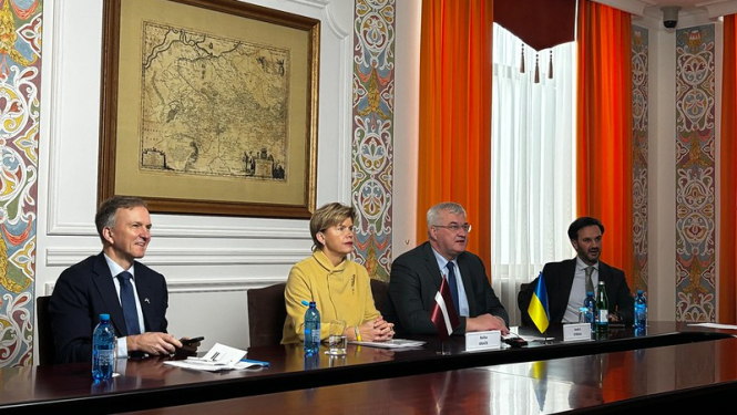 ES Ārlietu padomes sanāksmes dalībnieki pie apspriežu galda