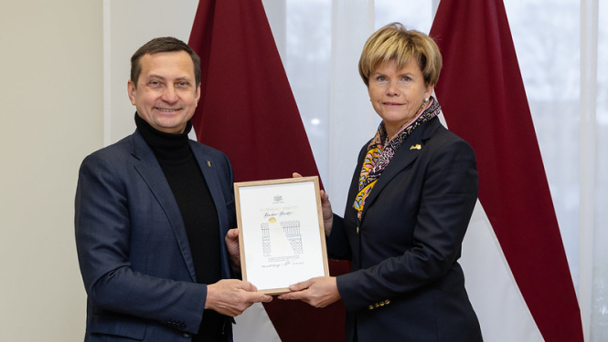 Ārlietu ministre Baiba Braže saņem Zemkopības ministrijas atzinības rakstu no zemkopības ministra Armanda Krauzes