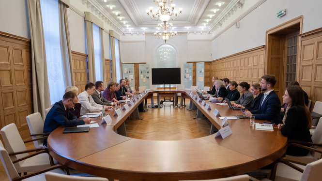 Ārpolitikas ekspertu padomes, biznesa, jauniešu organizāciju, NVO pārstāvju un sociālajo partneru tikšanās dalībnieki pie apspriežu galda