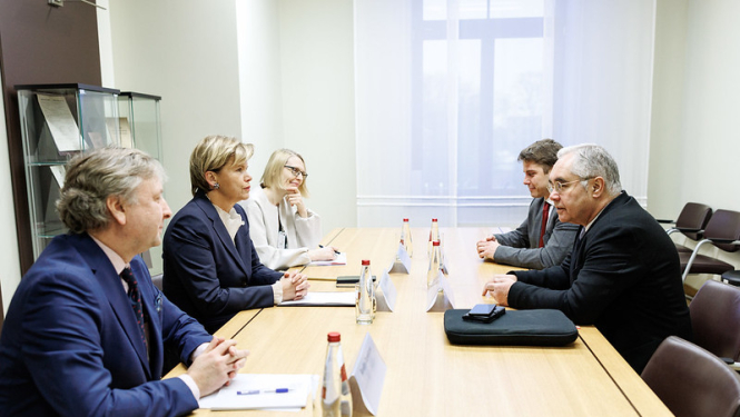 Ārlietu ministre un CERN Padomes prezidents pie sarunu galda