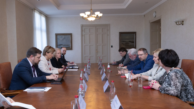 Sanāksmes dalībnieki pie apspriežu galda