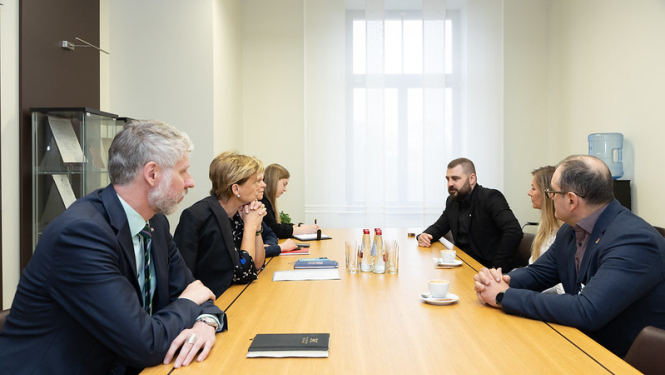 Baiba Braže tiekas ar apvienībām Uzņēmēji mieram un Tavi draugi