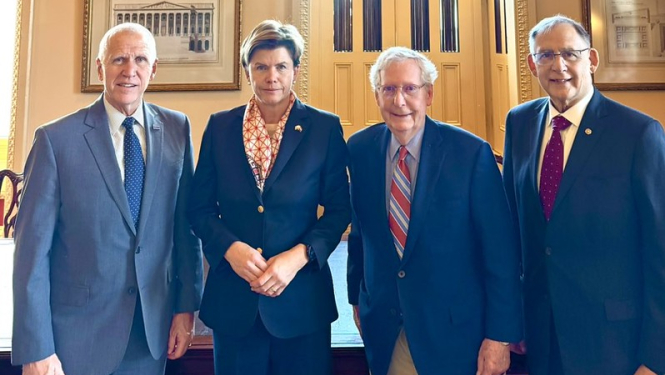 Baiba Braže tiekas ar republikāņu senatoriem Thom Tillis, Mitch McConnell un John Boozman