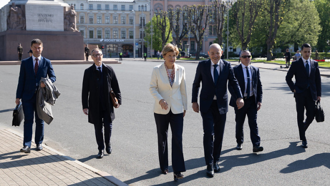 Ārlietu ministre Baiba Braže un Jordānijas Hāšimītu Karalistes premjerministra vietnieks, ārlietu ministrs Aimans Safadi pie Brīvības pieminekļaa