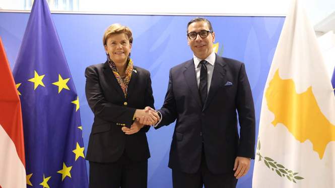 Latvijas ārlietu ministre Baiba Braže un Kipras ārlietu ministrs Konstantīns Kombos 