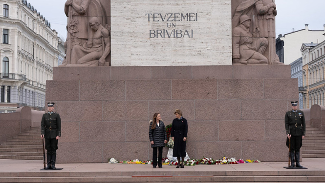 Ārlietu ministre Baiba Braže un ASV vēstniece Latvijā Melisa Ardžirosa pie Brīvības pieminekļa