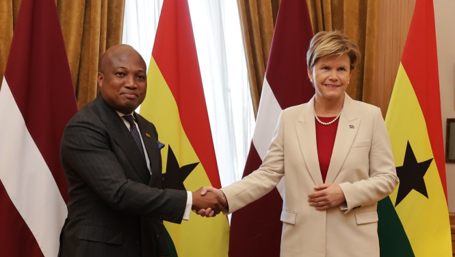 Ārlietu ministre Baiba Braže un Ganas ārlietu ministrs Samuels Okudzeto Ablakva