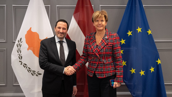 Ārlietu ministre Baiba Braže un Kipras vēstnieks Latvijā Solons Sava