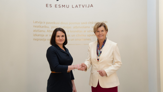 Ārlietu ministre Baiba Braže un Baltkrievijas demokrātisko spēku līdere un Apvienotā pārejas kabineta vadītāja Svjatlana Cihanouska