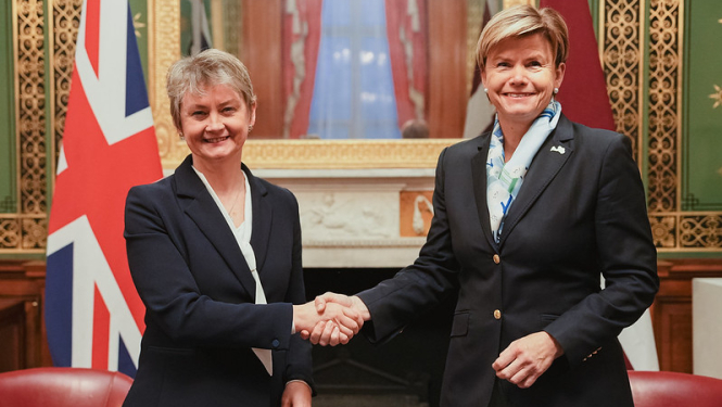 Ārlietu ministre Baiba Braže un Apvienotās Karalistes ārlietu ministre Iveta Kūpere