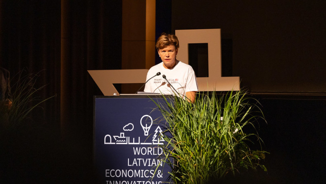 Baiba Braže uzrunā foruma dalībniekus