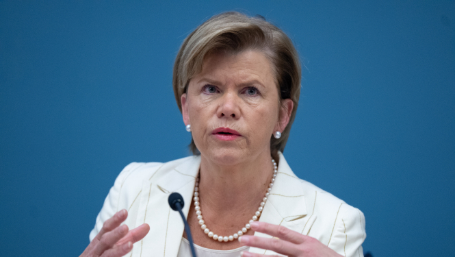 Baiba Braže uzrunā semināra dalībniekus