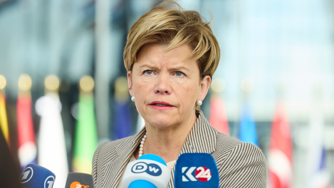 Baibas Bražes uzruna žurnālistiem pirms NATO ārlietu ministru sanāksmes 2025. gada aprīlī